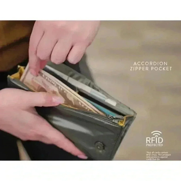 LUG Throttle RFID Wallet - Raspberry - Picture 14 of 16